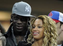 Fanny Neguesha grida al serpente: “Mi va nel cu..”