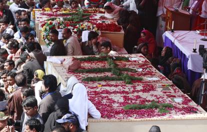 2015-03-17T122243Z_1689221138_GM1EB3H1KIS01_RTRMADP_3_PAKISTAN-BLASTS_MGTHUMB-INTERNA