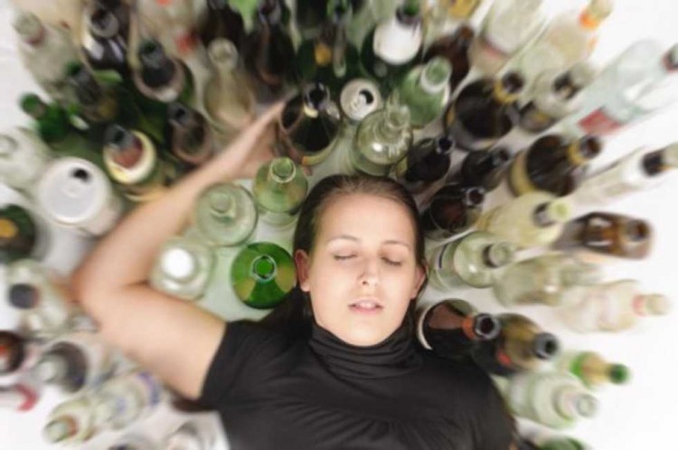 ragazza-ubriaca-alcol-750x498