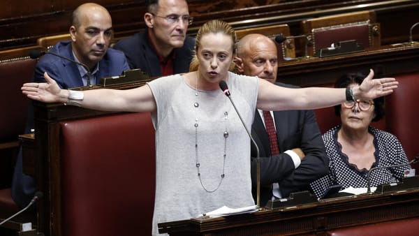 Politica: Giorgia Meloni senza freni: dopo i Pearl Jam se la prende con Fico (e lo chiama “Boldrino”) „Giorgia Meloni senza freni: dopo i Pearl Jam se la prende con Fico (e lo chiama “Boldrino”)“