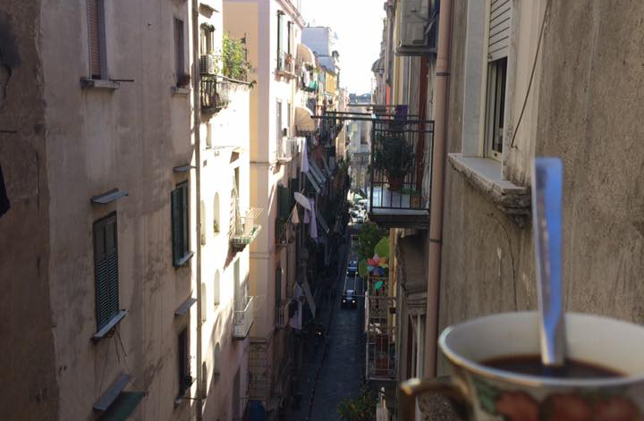 Napoli, si prende pezzo di strada per fare lavanderia personale