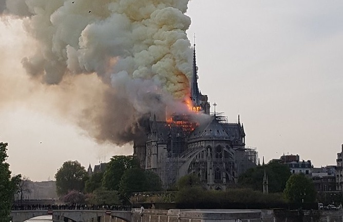 Incendio nella cattedrale di Notre Dame a Parigi: distrutto il tetto e la guglia