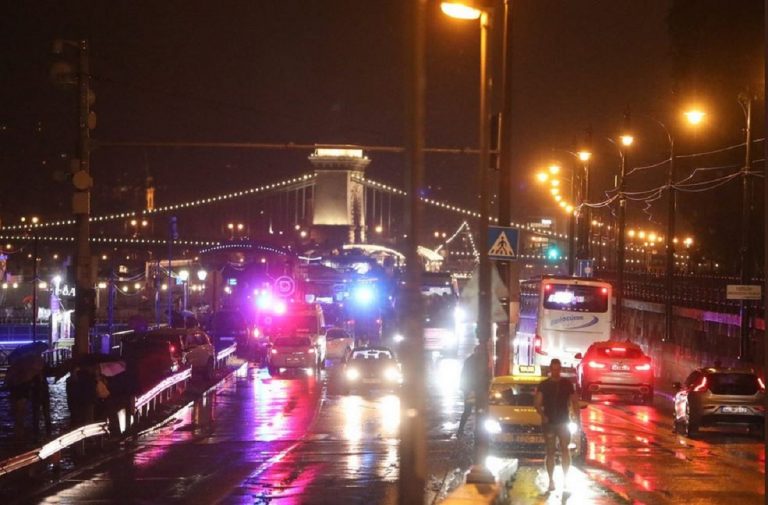 Budapest, imbarcazione con decine di turisti si rovescia: morti e dispersi