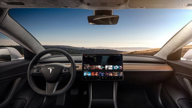 Tesla si dà allo streaming: Netflix e YouTube in arrivo sul touchscreen