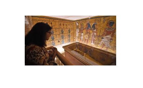 Egitto, aperto il sarcofago di Tutankhamon: sarà restaurato per la prima volta
