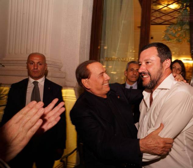 L’ abbraccio di Berlusconi al figliol prodigo Salvini. Al Sud scalpita il Movimento dei Sudisti