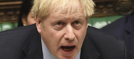 BORIS JOHNSON: “PREPARIAMOCI ANCHE A 500 MILA MORTI. MA L’ECONOMIA BRITANNICA NON SI FERMA”. AVREBBE MAI POTUTO DIRLO IN ITALIA? – DI ALESSANDRO BUTTICÉ