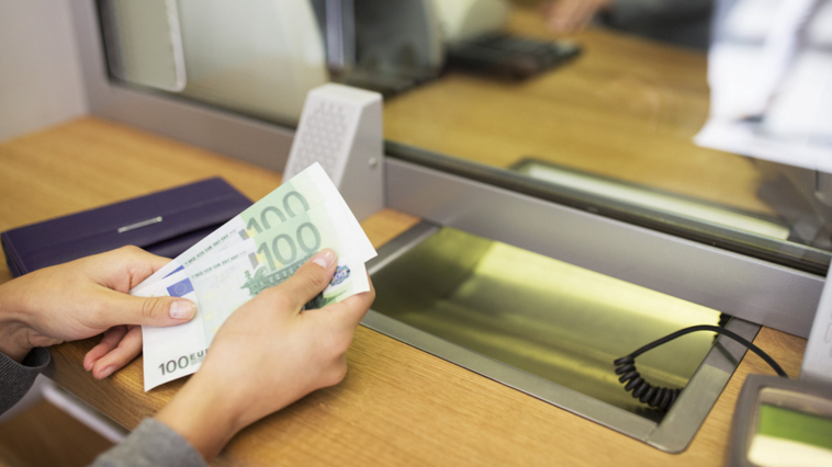 Conti correnti a rischio, ecco chi pagherà