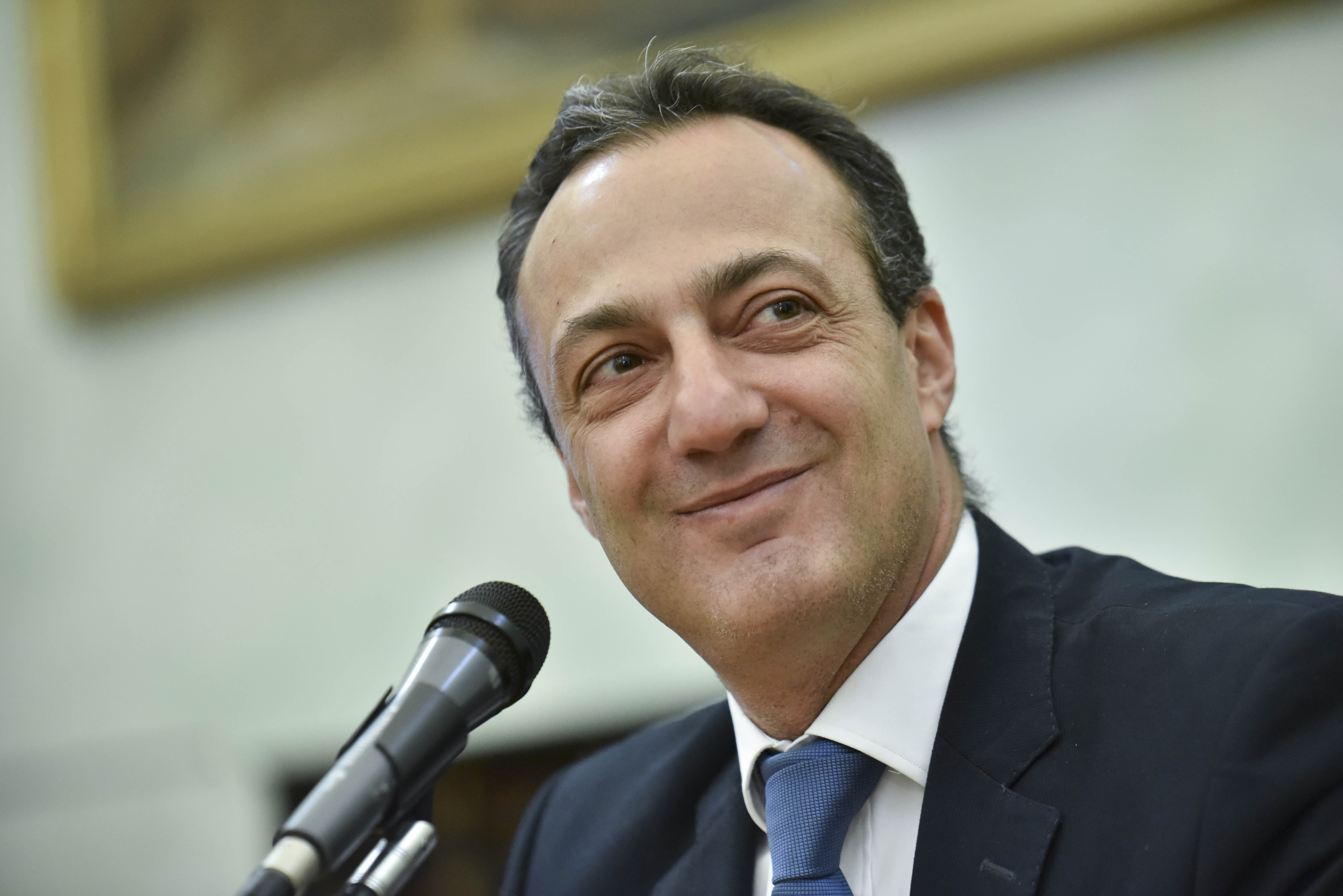 Roma, dopo la scarcerazione Marcello De Vito torna in Campidoglio: il M5S si spacca