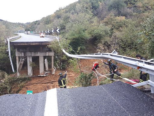 Maltempo flagella l’Italia, crolla un tratto viadotto in Liguria