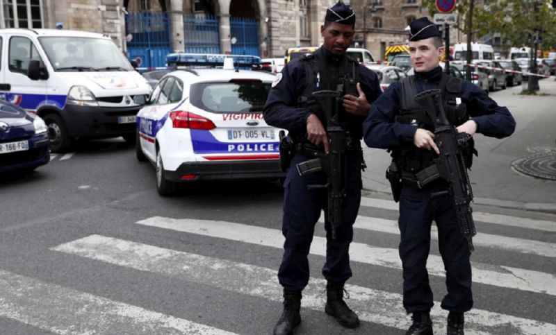 Uomo spara davanti a una moschea a Parigi: un ferito grave