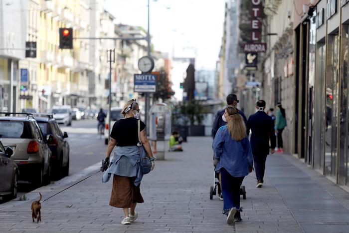 Verso la Fase 2, ok visite a parenti no ad amici. No alle seconde case