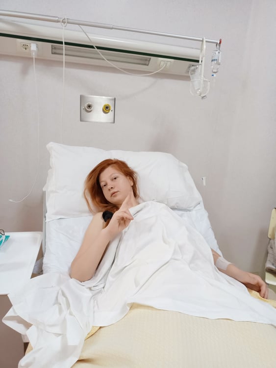 L’attrice e scrittrice, Angelica Loredana Anton, sottoposta a un delicato intervento chirurgico per una dolorosa “Diastasi dei retti addominali”.