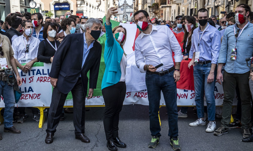 ​Centrodestra in piazza contro il governo, fra tricolori e distanziamenti impossibili