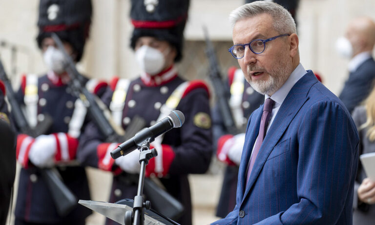 Mosca attacca Guerini: “Falco ispiratore della campagna antirussa”. Draghi: “Inaccettabile”