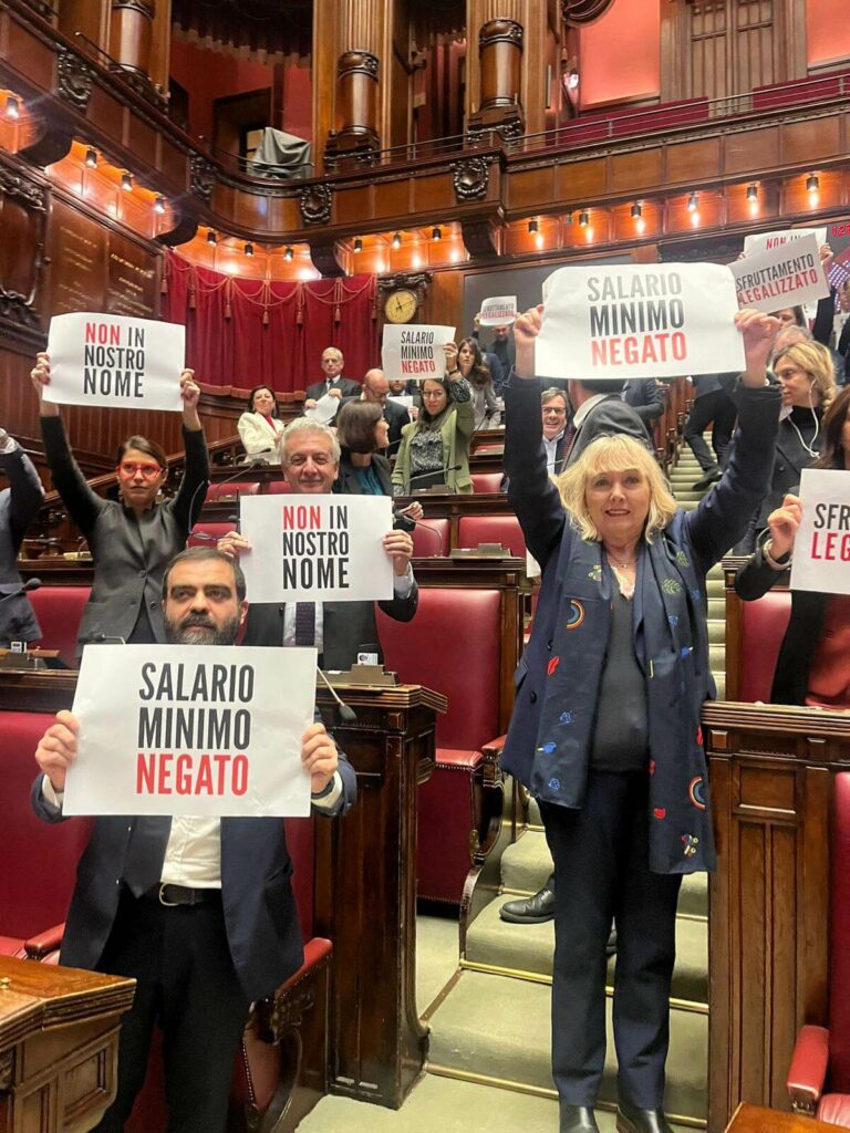 Le dure di parole di Elly Schlein contro il governo: “Avete fatto giochi di prestigio per colpire i poveri, l’Italia non ve lo perdonerà”. La difesa di Rizzetto: “Noi vogliamo un salario giusto, non gabbie salariali”