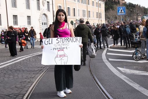 L’Istat: le violenze sessuali sulle donne sono commesse soprattutto dai partner