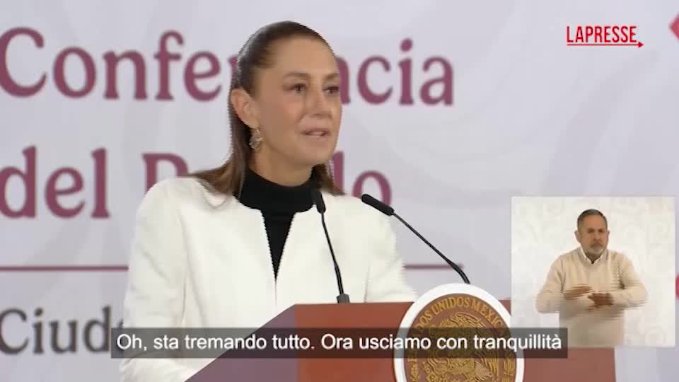 Messico, il terremoto interrompe la conferenza della presidente Sheinbaum: il momento della scossa