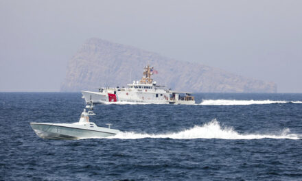 Iran, Stretto di Hormuz bloccato e voli cancellati: caos nei cieli e in mare