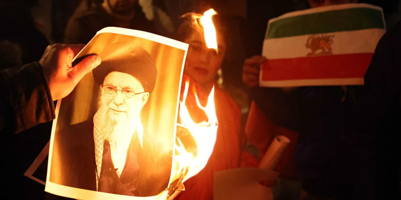 Iran, il tempo delle mezze misure è finito: la democrazia va sostenuta, anche con forza – di Gennaro Ruggiero