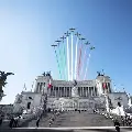 Festa della Repubblica: i Vigili del Fuoco calano il grande Tricolore sulla facciata del Colosseo