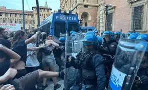 Bologna, aperte due inchieste: dodici indagati per i disordini e accertamenti sul fermo di Fakir