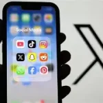Francia, ok alla legge Macron: obbligo di verifica dell’età sui social per gli under 15 e stop ai cellulari nei licei