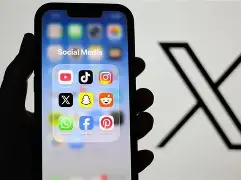 Francia, ok alla legge Macron: obbligo di verifica dell’età sui social per gli under 15 e stop ai cellulari nei licei