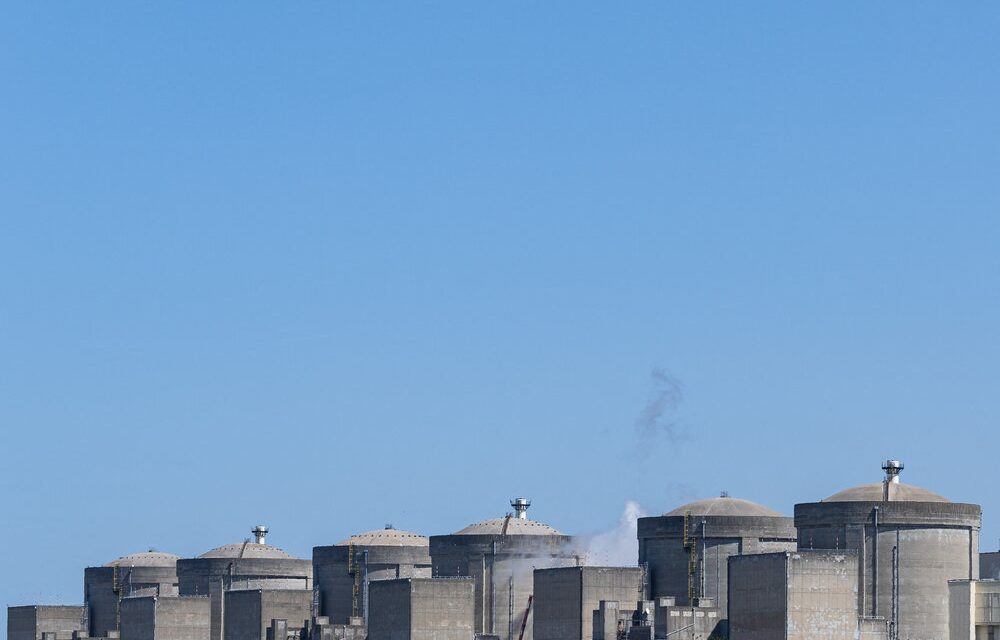 Caldo eccezionale in Francia: sospesi otto reattori nucleari tra picchi termici e meduse