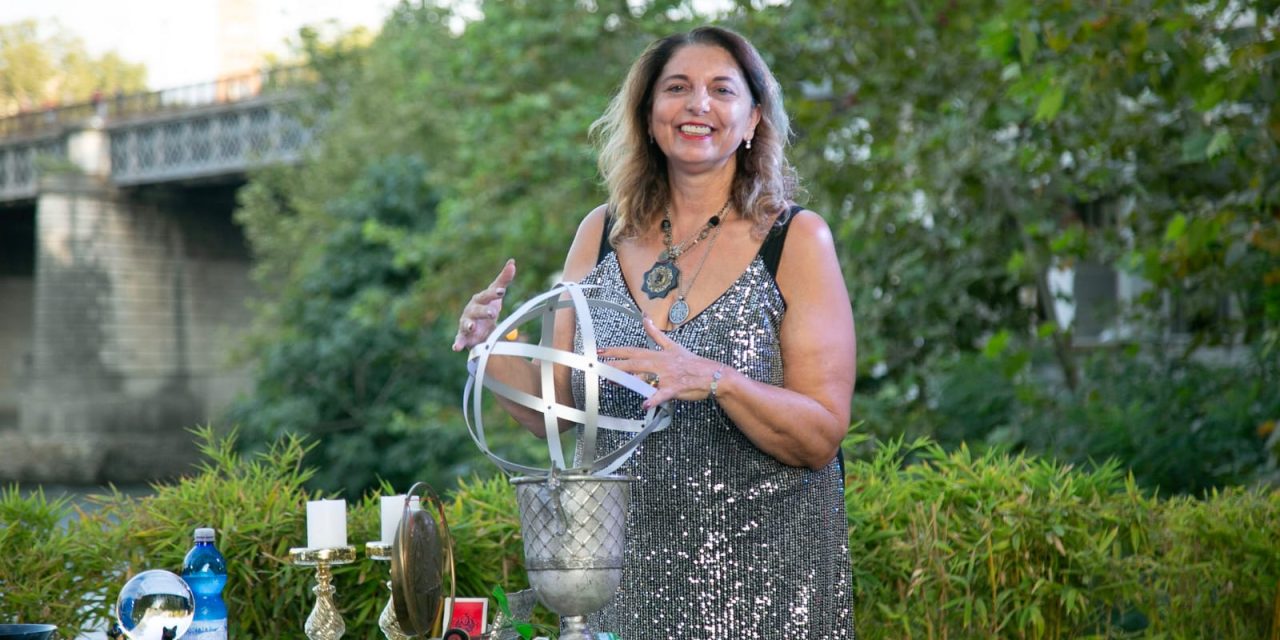 “VERSO LA LUCE”: PAOLA TOPPI E NEFER ILLUMINANO IL SALOTTO TEVERE