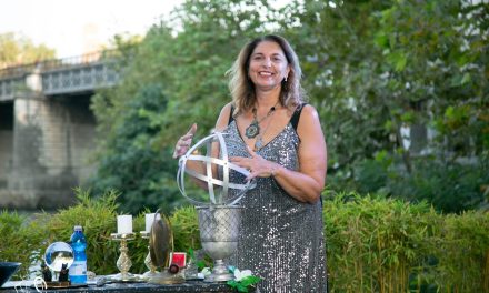 “VERSO LA LUCE”: PAOLA TOPPI E NEFER ILLUMINANO IL SALOTTO TEVERE