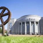 Berlino, la Volksbühne annulla l’evento estivo per minori a causa delle minacce razziste