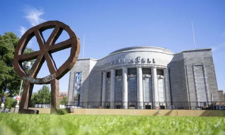 Berlino, la Volksbühne annulla l’evento estivo per minori a causa delle minacce razziste