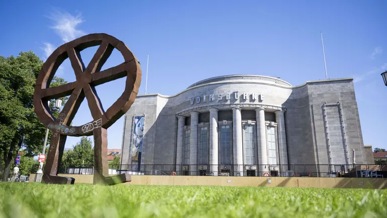 Berlino, la Volksbühne annulla l’evento estivo per minori a causa delle minacce razziste