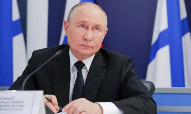 Mosca ammette danni alle raffinerie, Kiev colpita da raid balistici