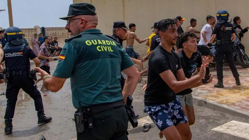 Italia e Spagna prorogano i controlli di frontiera mentre al Parlamento UE sale la tensione su Ceuta