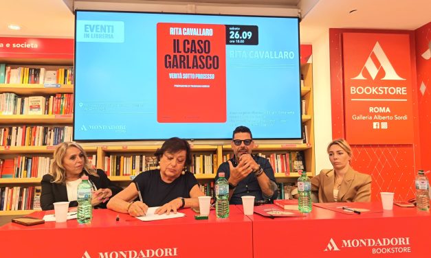 Rita Cavallaro presenta a Roma, alla Mondadori della Galleria Sordi,“Il caso Garlasco: Verità sotto processo”. Colpisce la frase «Siamo tutti in pericolo»