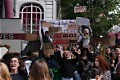 Francia, proteste e lezioni sospese nei licei: Macron convoca i ministri